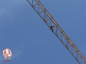 男子為討薪爬上40米高塔吊 結(jié)果脫水中暑下不來